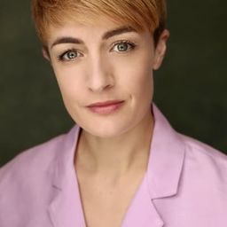 漢娜·查莫斯 飾演 Female Police Op