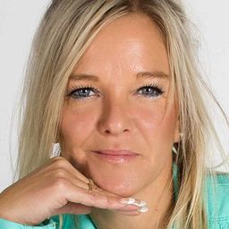 Amy Clare Beales - 蝙蝠俠演員 飾演Special Agent 2