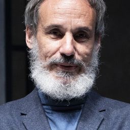 Francesc Garrido 飾演 Minister Serrano