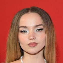 Dove Cameron 飾演 Ella (voice)
