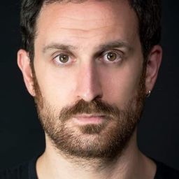 Andrea Mautone 飾演 Raffaele