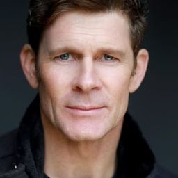 George Asprey 飾演 Harry