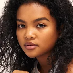 Mia Isaac 飾演 Rowan