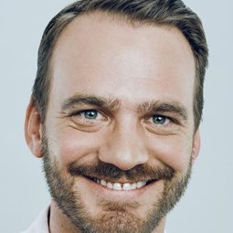 Vincent Veillon - 法正先鋒演員 飾演French radio voice