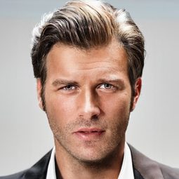 奇凡克·塔蒂里土 飾演 Muzaffer