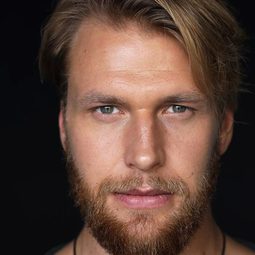 Ross Forte 飾演 Bartender