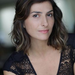 Géraldine Loup 飾演 La boulangère