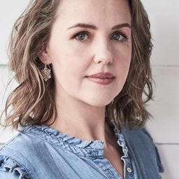 維克多莉亞·泰 飾演 Lena