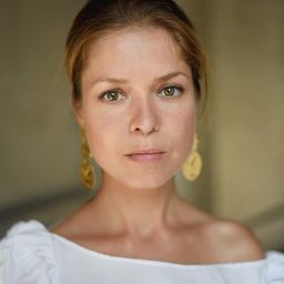 Luise Helm - 可愛是福演員 飾演Katja