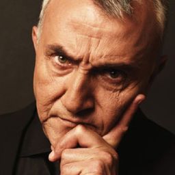 Mustafa Alabora 飾演 