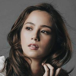 Sophie Albert 飾演 