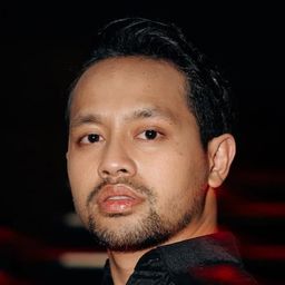 Bukie B. Mansyur 飾演 Wirjawan