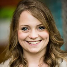 Géraldine Raths 飾演 Kira Brunnen