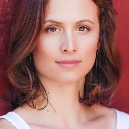 Katherine DuBois 飾演 Rebel Woman