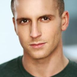 Mackenzie Green 飾演 Josh