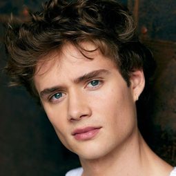 Shea Pritchard 飾演 Dylan Morris