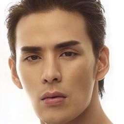 Pharunyoo Rojanawuttitham 飾演 Thaeng Thong