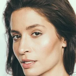 梅賽德斯·梅森 飾演 Kazz Martin