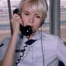 Susanne Zenor 飾演 Paula