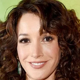 珍妮佛·貝爾 - Queen to Play演員 飾演L’Américaine