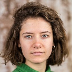 Hanneke van der Paardt - Away演員 飾演Lotte