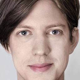 Kristoffer Berglund 飾演 Peter