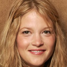 妮基·艾考克斯 - 老板殺演員 飾演Maggie Jordan