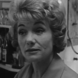 Catherine Lutz 飾演 Claire, the bar owner