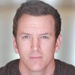 Josh Randall 飾演 Dr. Edward Pierce