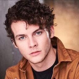 Jay Jay Warren 飾演 Young Cole