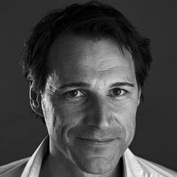 Rolf Gray 飾演 Un jeune jésuite