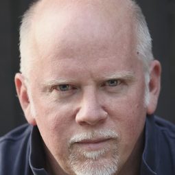 Paul Caesar 飾演 Captain Lou Welsh
