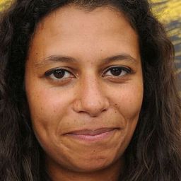 Hélène Cattet 飾演 Self