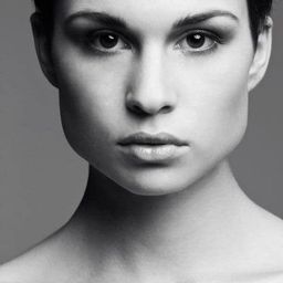 Roxanne Fernandes 飾演 Roxy