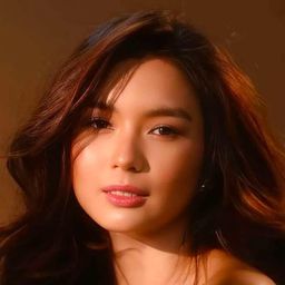 Francine Diaz 飾演 Karen