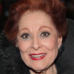 Carol Lawrence 飾演 Claire's Mother