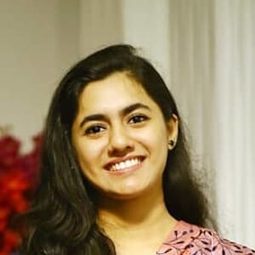 費米娜·喬治 飾演 Ramya Aavani