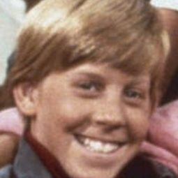 Jason Marin 飾演 Flounder (voice)