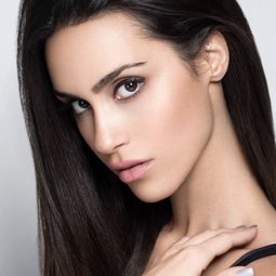 Shiva Negar 飾演 Mia