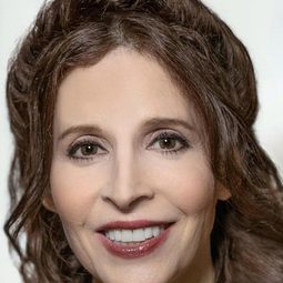 Jillie Simon 飾演 Bar Co-Ed