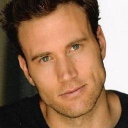 Greg Cromer 飾演 Officer Shepherd