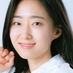 Ha Si-yeon 飾演 Homeroom Teacher