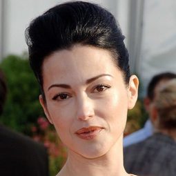 茱莉·卓弗斯 飾演 