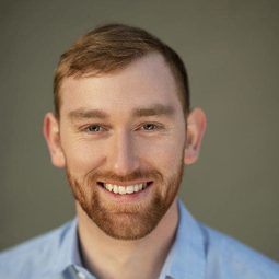 Cameron Lee Price 飾演 Cop