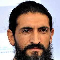 努曼·阿卡爾 飾演 Salih