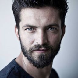 İlker Kızmaz 飾演 Tahsin