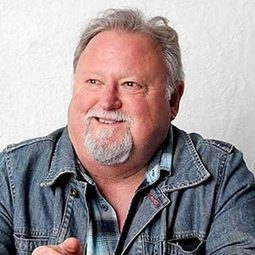 Rutherford Cravens - 訪．嚇演員 飾演Parker Dray