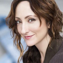 Carmen Cusack 飾演 Gilda