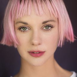 Chelsea Debo 飾演 Cori