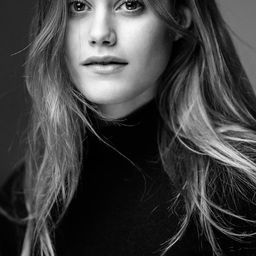 珍妮·德努奇 飾演 Rebecca